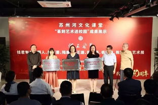 活動育人丨體驗(yàn)篆刻技藝 感受藝術(shù)熏陶 桃浦中學(xué)組織學(xué)生參觀普陀區(qū)文化館藝術(shù)作品展覽
